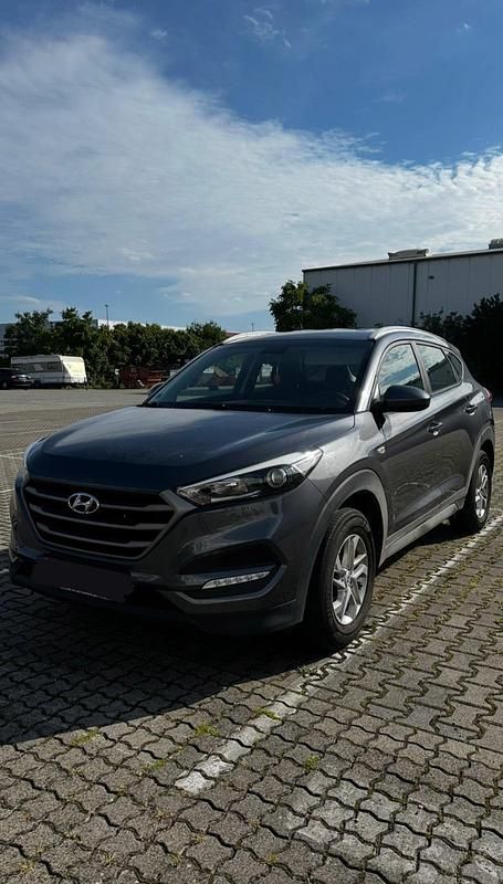 Grau Gebraucht 2018 Hyundai Tucson Classic SUV | 15.150 € (Etwas zu teuer) - Bild 1/4