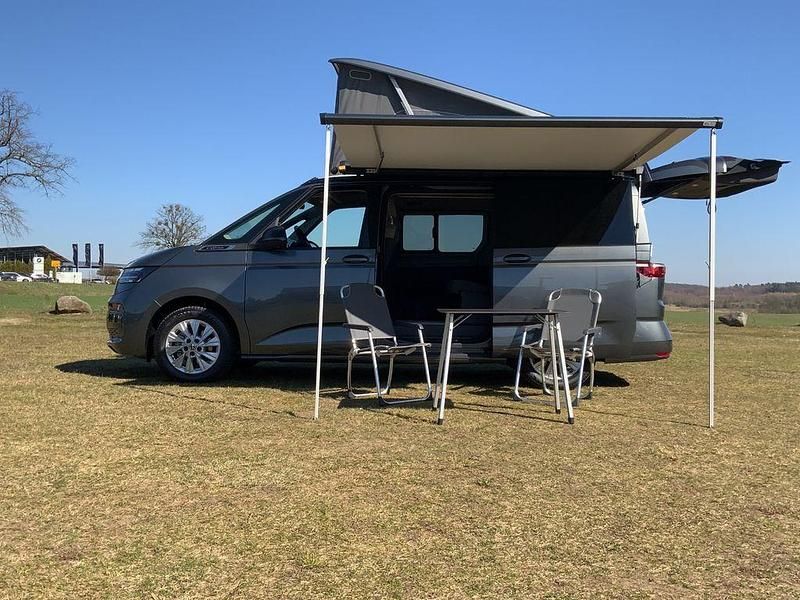 Neu VW California Beach 150 PS (110 kW) 2026 Grau Van