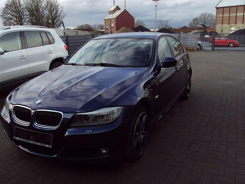 Tiefseeblau metallic Gebraucht 2011 BMW 318 Limousine | 8.290 € (Fairer Preis) - Bild 1/4