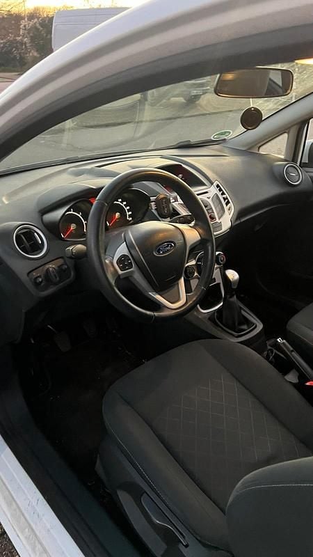 Gebraucht Ford Fiesta Trend 60 PS (44 kW) 2011 Weiß Kleinwagen