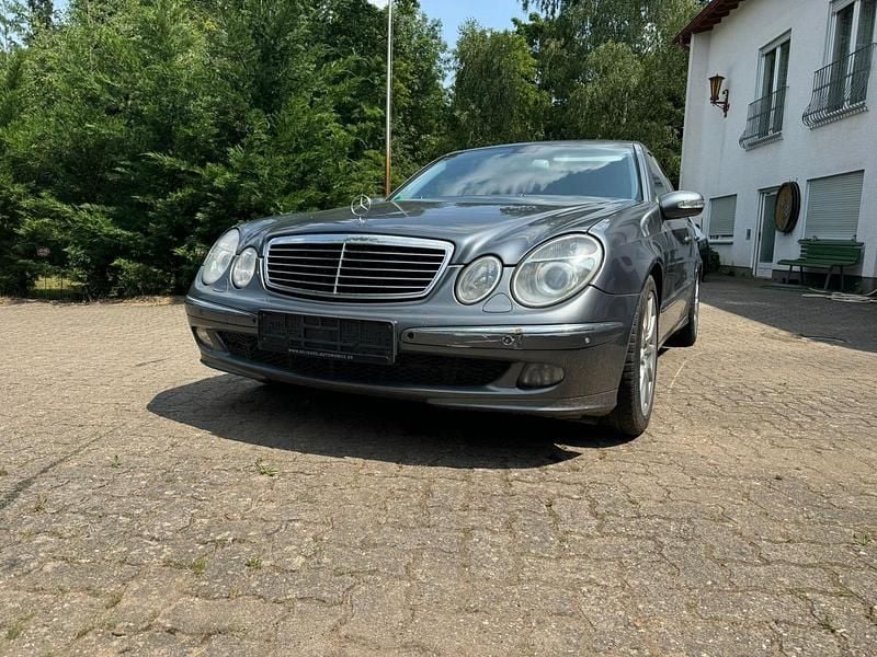 Grau Gebraucht 2006 Mercedes E280 Limousine | 3.700 € - Bild 1/4