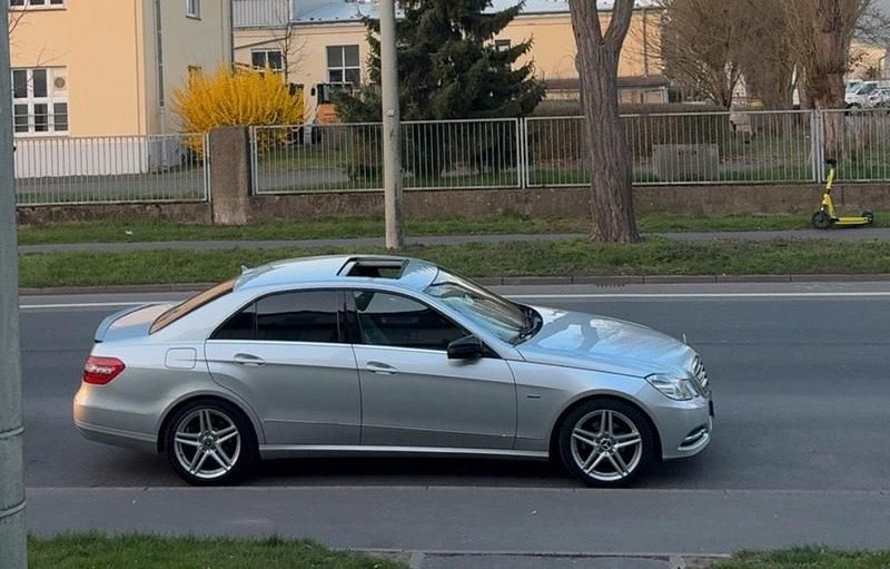 Gebraucht Mercedes E220 170 PS (125 kW) 2011 Grau Limousine