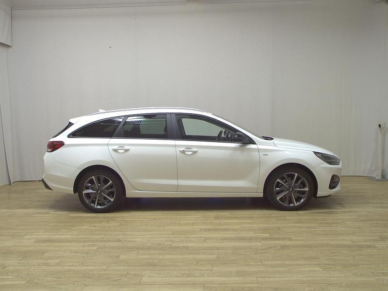 Weiss Gebraucht 2021 Hyundai i30 Edition 30+ Kombi | 15.980 € (Guter Preis) - Bild 1/4