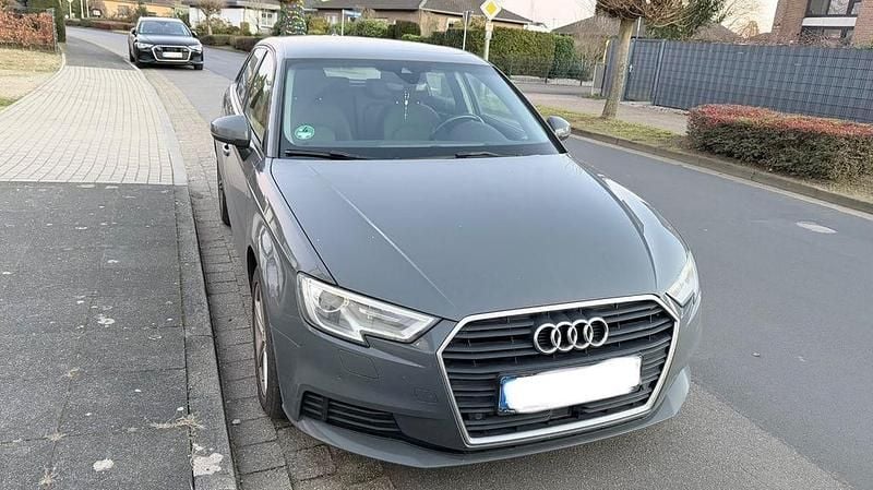 Grau Gebraucht 2016 Audi A3 Ambiente Limousine | 9.700 € (Superpreis) - Bild 1/4