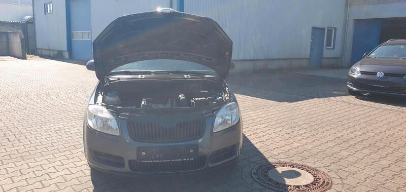 Grau Gebraucht 2009 Skoda Fabia Kleinwagen | 590 € - Bild 1/4