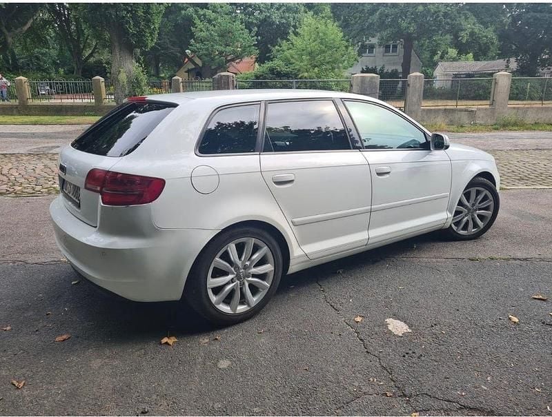 Gebraucht Audi A3 Ambiente 105 PS (77 kW) 2010 Weiß Kleinwagen