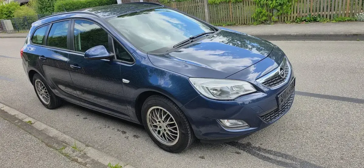 Usata Opel Astra 100 CV (73 kW) 2011 Andere farben Station wagon