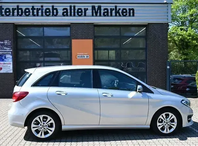 Gebraucht Mercedes B180 Urban 122 PS (89 kW) 2018 Silber Kleinwagen