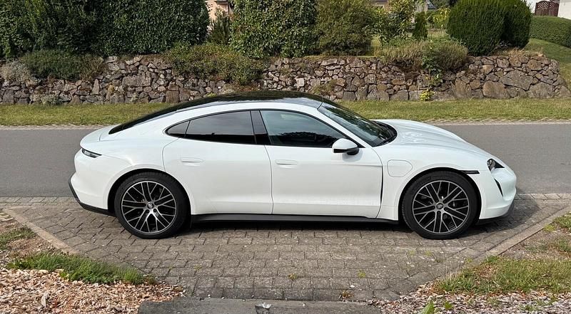 Weiß Gebraucht 2021 Porsche Taycan Performance Package Limousine | 58.600 € (Superpreis) - Bild 1/4