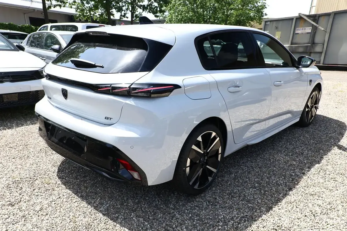 Neu Peugeot 308 GT 131 PS (96 kW) 2026 Okenit weiss metallic Limousine
