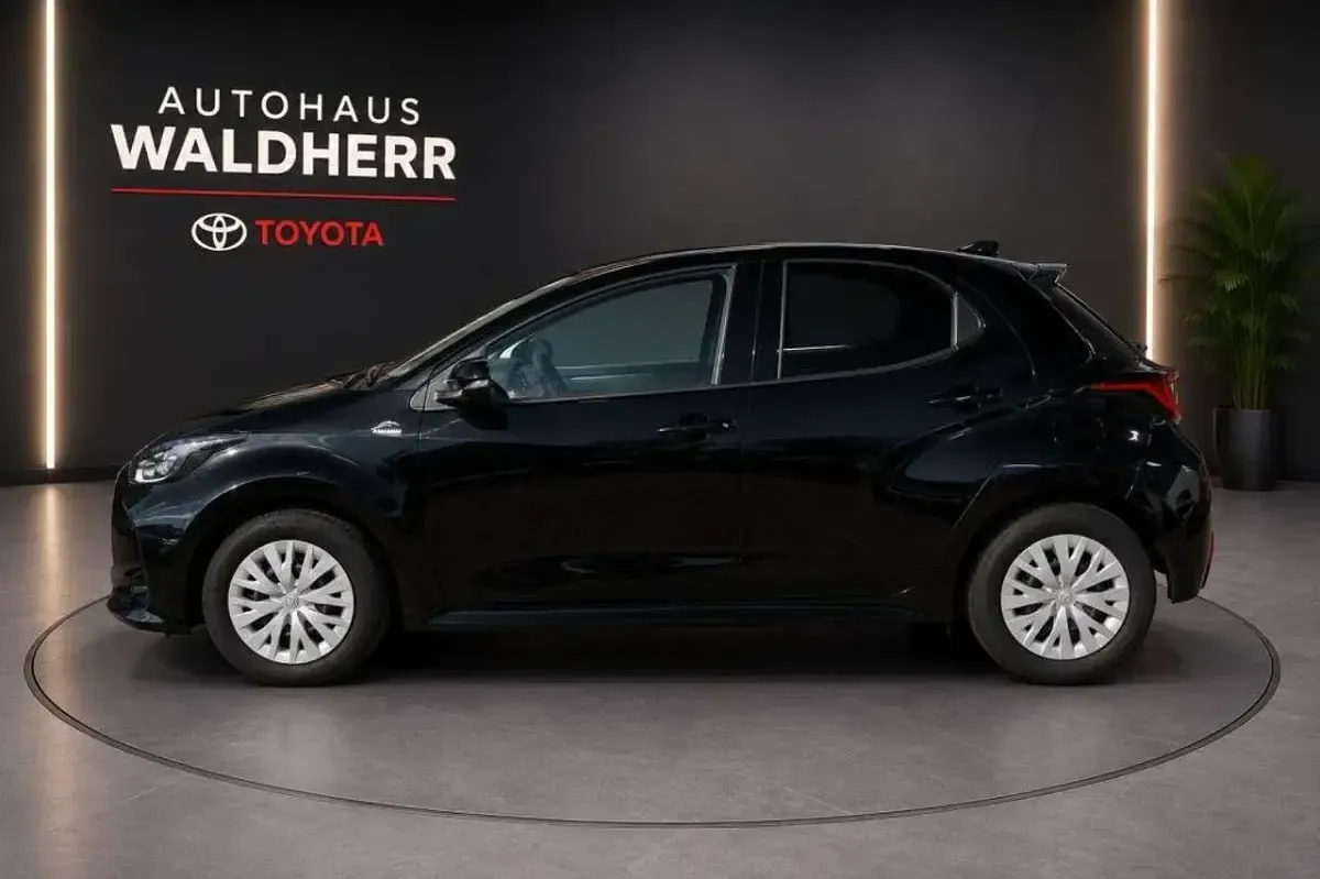 Gebraucht Toyota Yaris Comfort 72 PS (52 kW) 2022 Mysticschwarz mica Kleinwagen