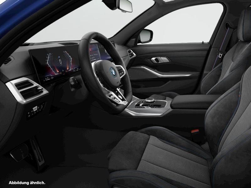 Blau Gebraucht 2024 BMW 330e Kombi | 51.555 € - Bild 1/2