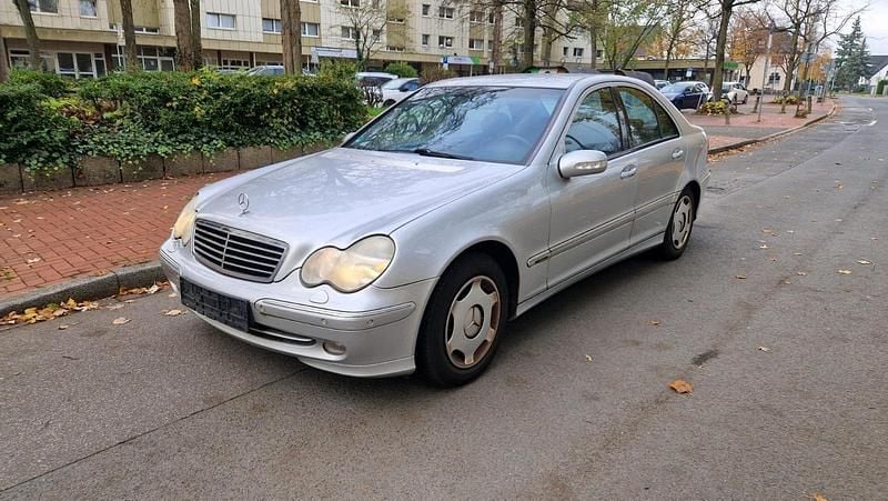 Silber Gebraucht 2001 Mercedes C180 Limousine | 1.390 € (Superpreis) - Bild 1/4