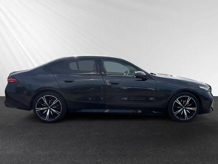 Gebraucht BMW 530e M Sport 299 PS (219 kW) 2024 Sophistograu brillanteffekt metallic Limousine