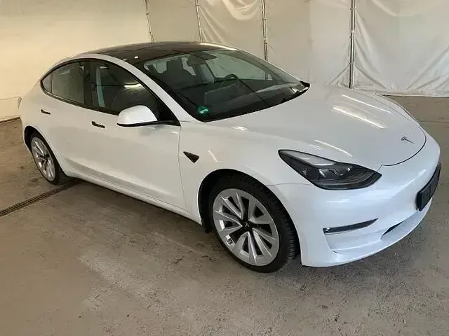 Gebraucht Tesla Model 3 258 kW (351 PS) 2022 Weiss metallic Limousine