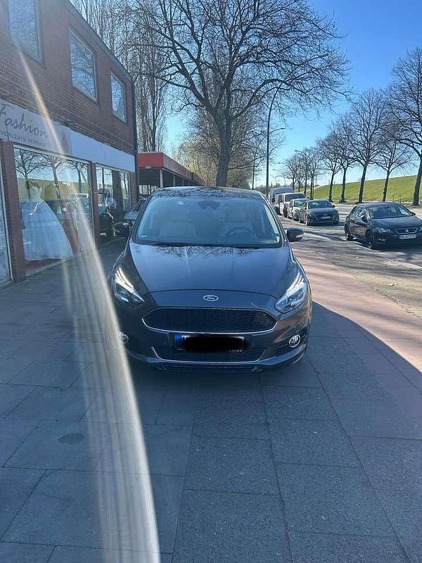 Grau Gebraucht 2016 Ford S-MAX S Van / Kleinbus | 13.000 € (Superpreis) - Bild 1/4