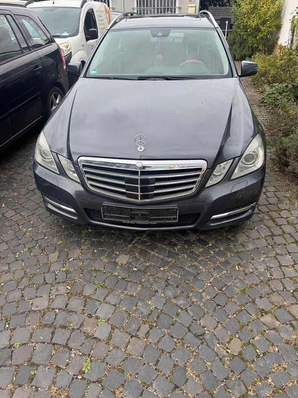 Grau Gebraucht 2010 Mercedes E220 Kombi | 3.999 € (Guter Preis) - Bild 1/3