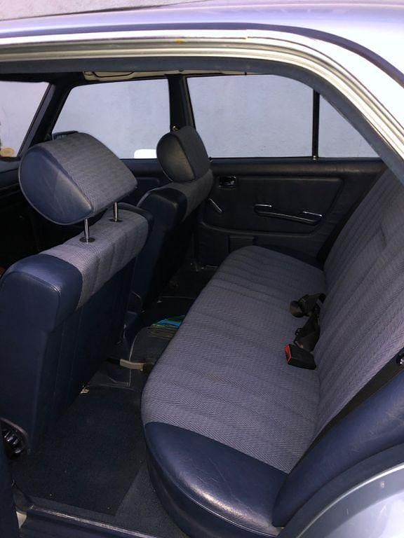 Gebraucht Mercedes E230 136 PS (100 kW) 1982 Blau Limousine
