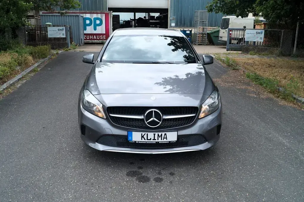 Gebraucht Mercedes A180 Style 122 PS (89 kW) 2015 Grau Kleinwagen
