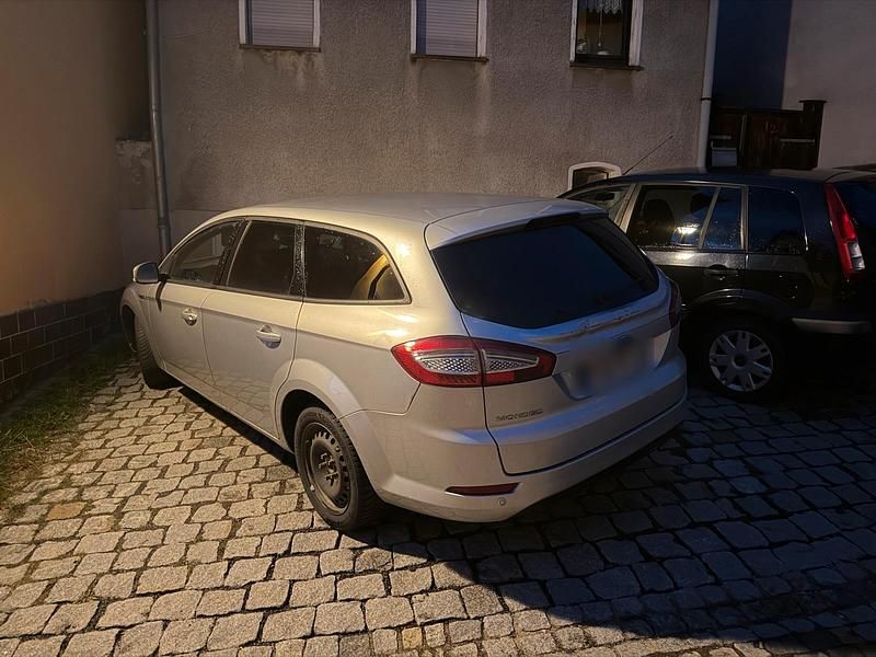 Gebraucht Ford Mondeo 140 PS (102 kW) 2012 Silber Kombi