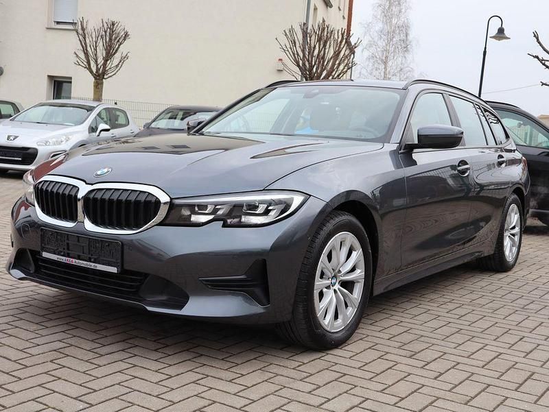 Grau Gebraucht 2020 BMW 318 Advantage Kombi | 25.990 € (Fairer Preis) - Bild 1/4