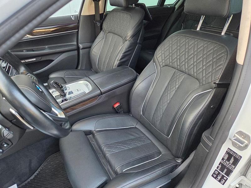 Gebraucht BMW 750 Sport Line 449 PS (330 kW) 2015 Weiß Limousine