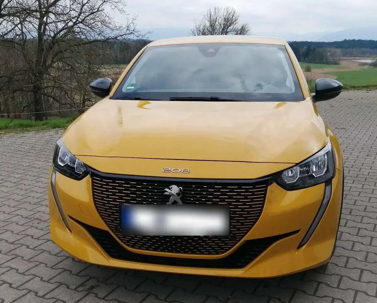 Gebraucht Peugeot e-208 Allure+ 100 kW (136 PS) 2022 Gelb Kleinwagen