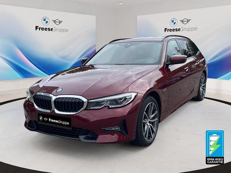 Rot Gebraucht 2022 BMW 330e Sport Line Kombi | 29.990 € (Fairer Preis) - Bild 1/4