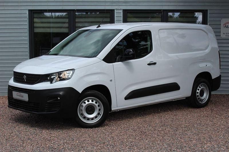 Weiß Gebraucht 2024 Peugeot Partner Premium Van / Kleinbus | 20.980 € (Etwas zu teuer) - Bild 1/4