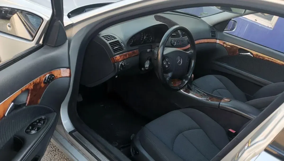 Gebraucht Mercedes E220 150 PS (110 kW) 2005 Schwarz Limousine