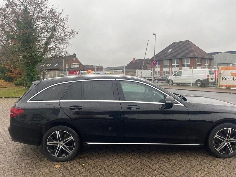 Gebraucht Mercedes C200 Avantgarde 184 PS (135 kW) 2019 Schwarz Limousine
