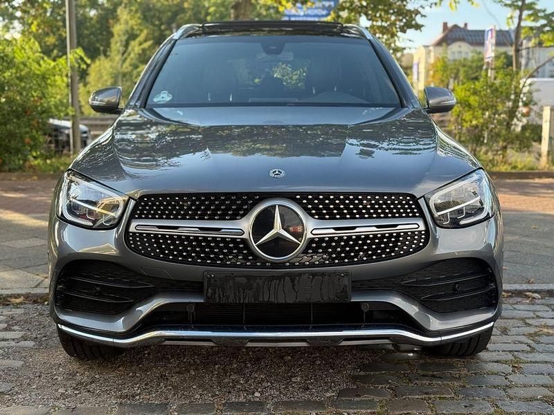 Grau Gebraucht 2020 Mercedes GLC220 AMG SUV | 29.900 € (Fairer Preis) - Bild 1/4