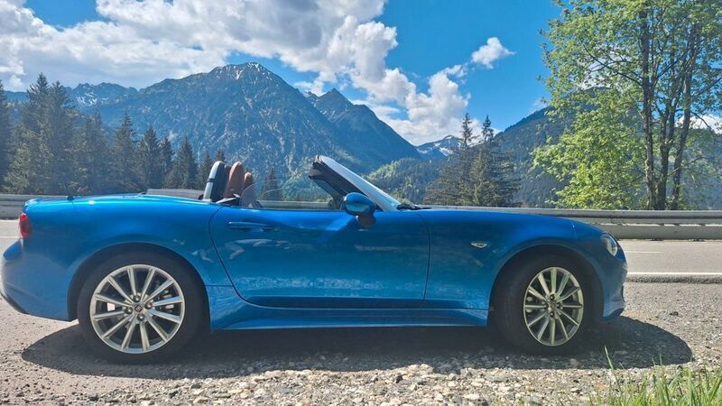 Blau Gebraucht 2018 Fiat 124 Spider Lusso Cabrio | 20.500 € (Etwas zu teuer) - Bild 1/4