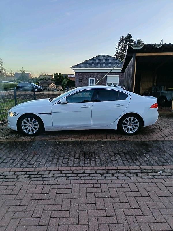 Gebraucht Jaguar XE Prestige 180 PS (132 kW) 2015 Weiß Limousine