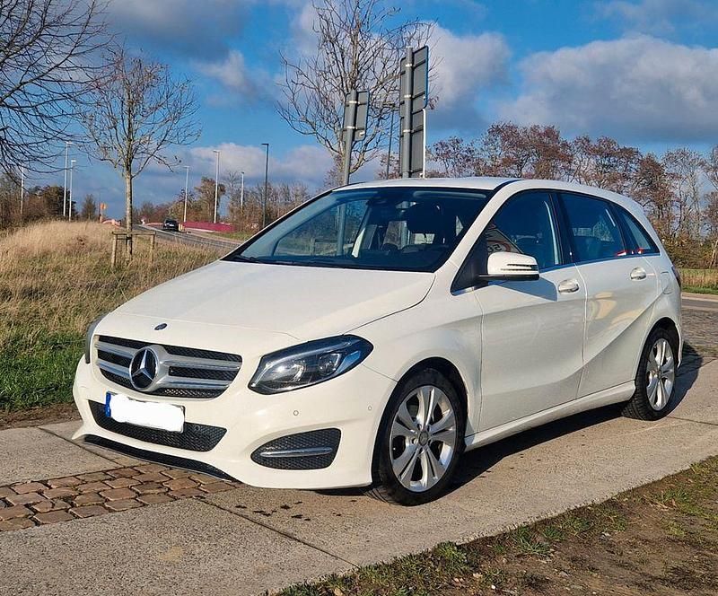 Weiß Gebraucht 2016 Mercedes B180 Style Van / Kleinbus | 9.900 € (Fairer Preis) - Bild 1/4
