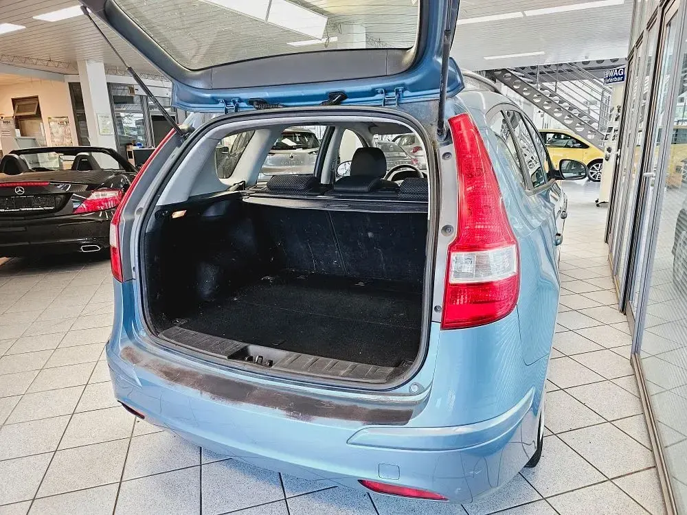 Gebraucht Hyundai i30 Trend 109 PS (80 kW) 2011 Hellblaumet. (metallic) Kombi