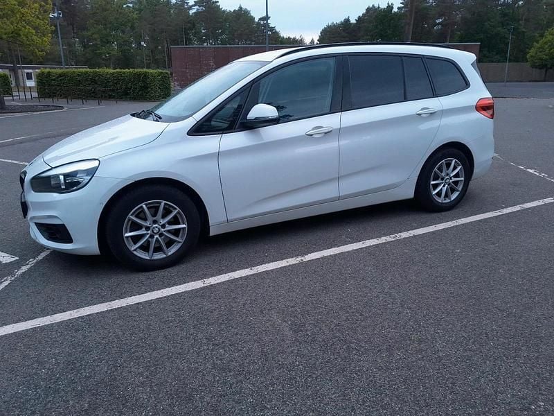 Weiß Gebraucht 2017 BMW 216 Gran Tourer Van / Kleinbus | 14.800 € (Teuer) - Bild 1/4