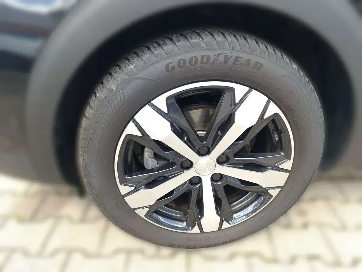 Gebraucht Peugeot 3008 Allure 131 PS (96 kW) 2023 Schwarz Limousine
