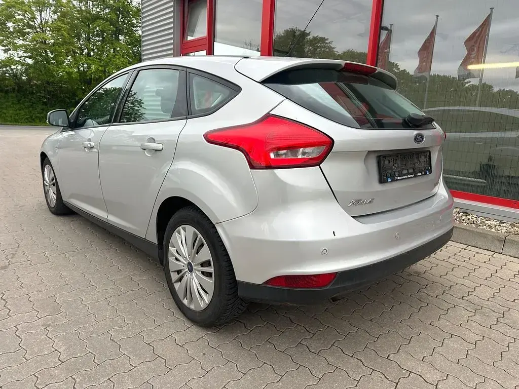 Używany Ford Focus Trend 125 KM (91 kW) 2015 Srebrny Sedan/Limuzyna