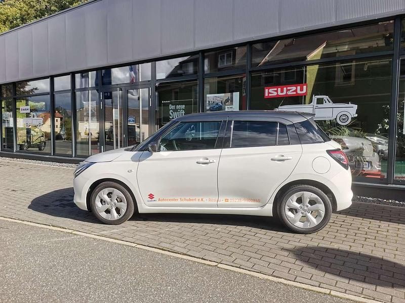 Pure white/mineral gray metall Gebraucht 2025 Suzuki Swift Comfort Limousine | 18.590 € (Etwas zu teuer) - Bild 1/4