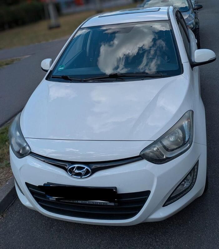 Weiß Gebraucht 2013 Hyundai i20 Style Kleinwagen | 6.399 € (Fairer Preis) - Bild 1/4