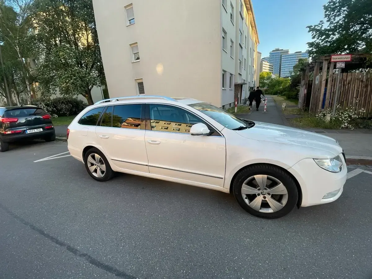 Gebraucht Skoda Superb 160 PS (117 kW) 2011 Weiß Kombi