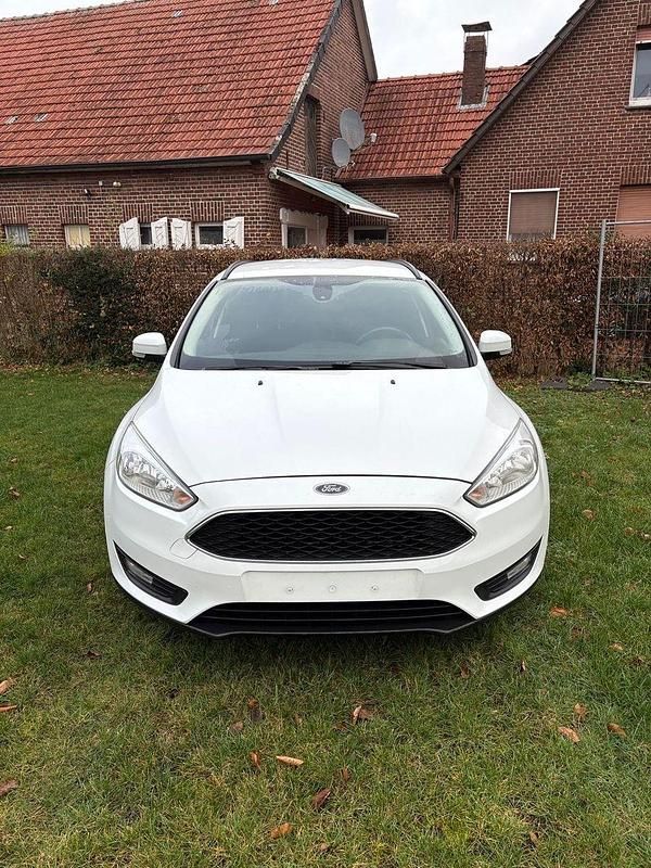 Gebraucht Ford Focus 101 PS (74 kW) 2015 Weiß Limousine