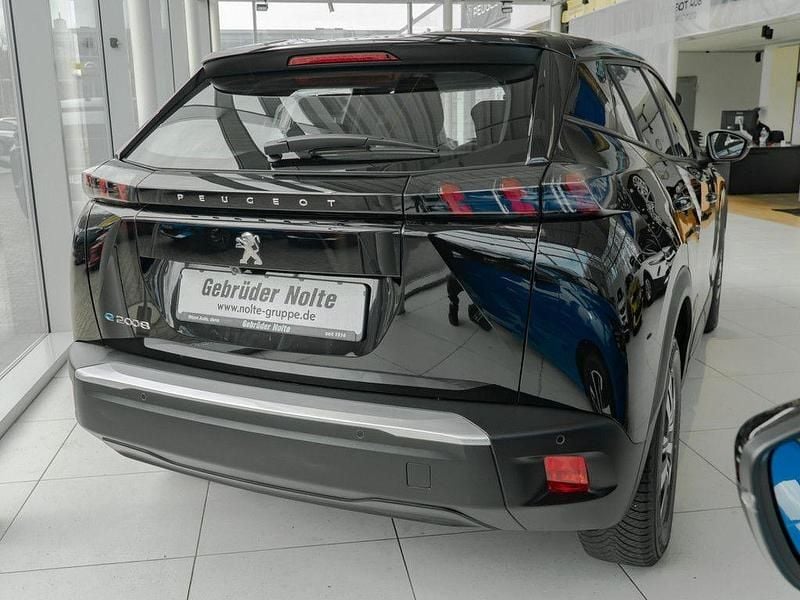 Gebraucht Peugeot e-2008 Active 100 kW (136 PS) 2022 Schwarz SUV