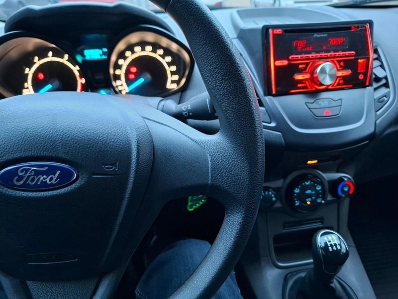 Gebraucht Ford Fiesta 60 PS (44 kW) 2014 Schwarz Kleinwagen