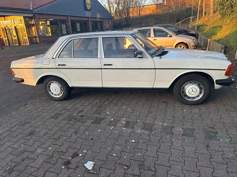Gebraucht Mercedes 200 60 PS (44 kW) 1984 Weiß Limousine