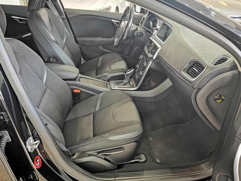 Gebraucht Volvo V40 Momentum 150 PS (110 kW) 2014 Schwarz Limousine