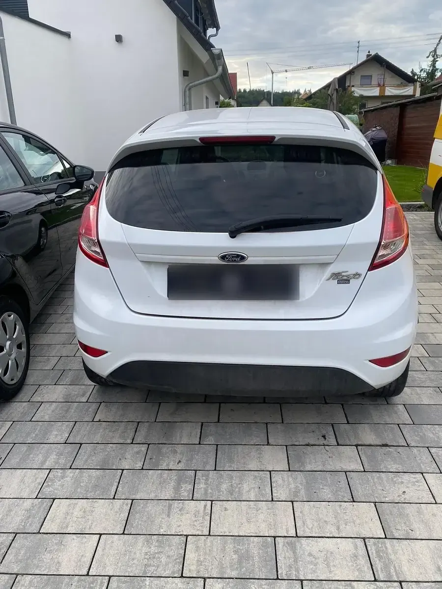 Gebraucht Ford Fiesta 80 PS (58 kW) 2014 Weiß Kleinwagen