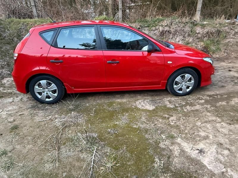 Gebraucht Hyundai i30 90 PS (66 kW) 2011 Rot Kleinwagen