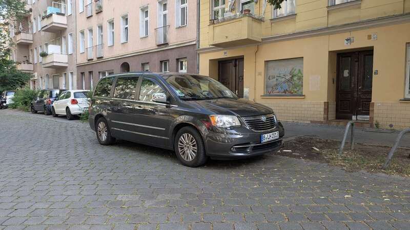 Grau Gebraucht 2012 Lancia Voyager Gold Van / Kleinbus | 10.000 € (Teuer) - Bild 1/4